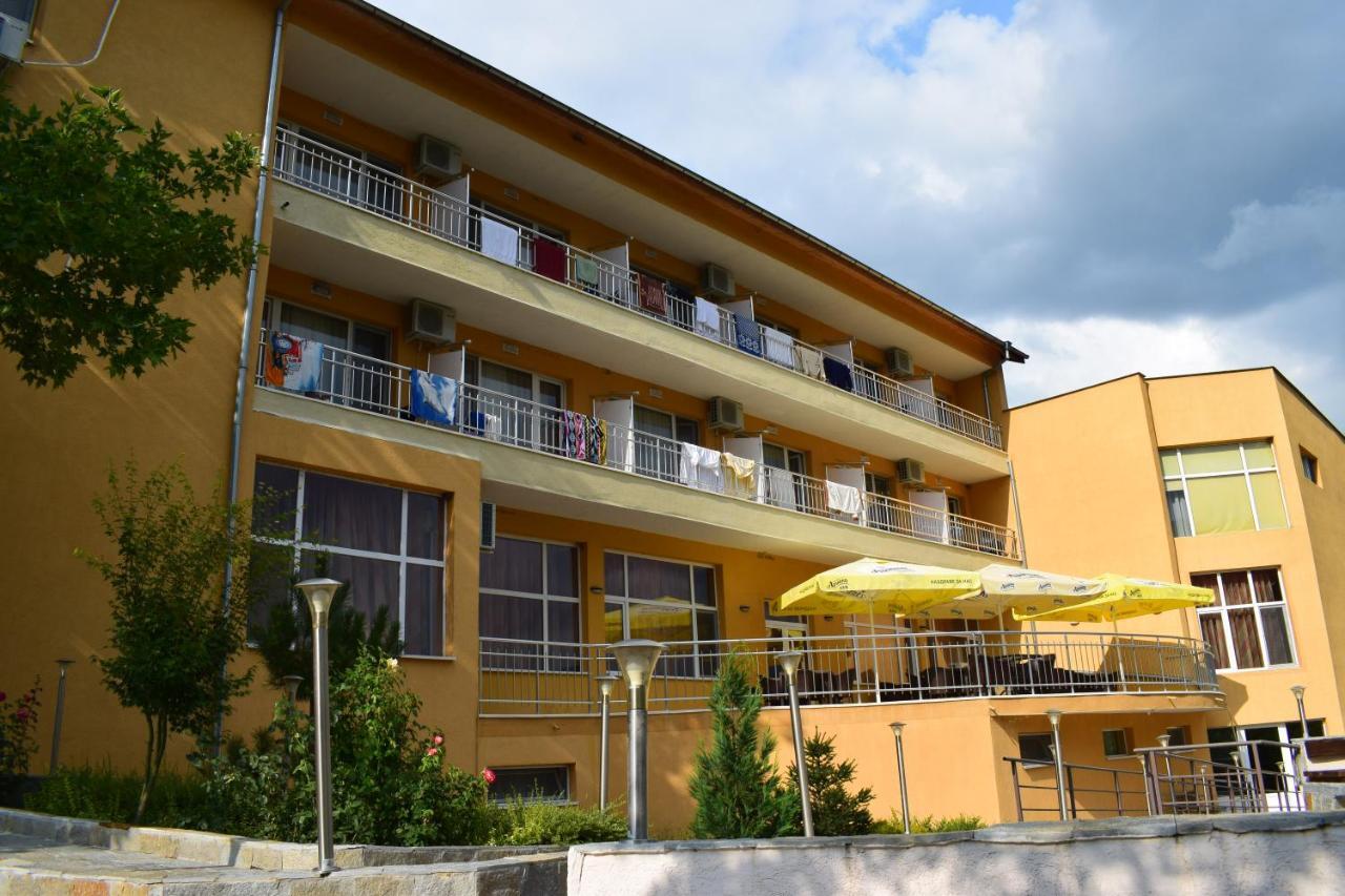 Хотел "Божур" Mineralni Bani Exterior foto